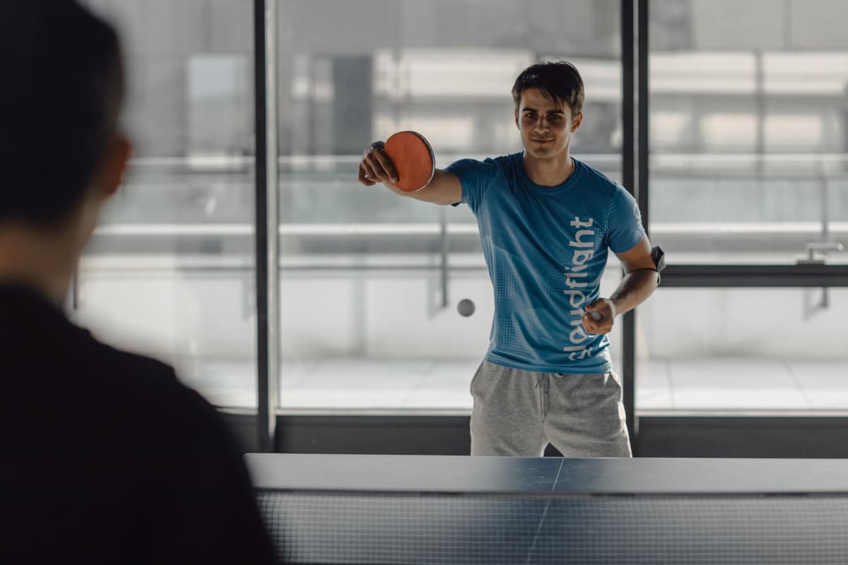 Sportlicher Mann spielt Tischtennis